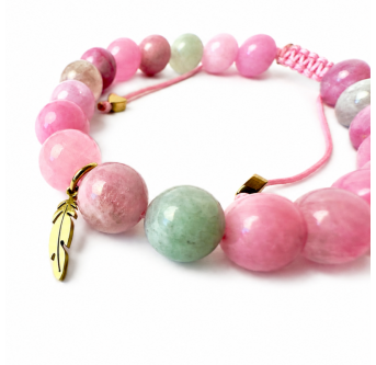 Handgefertigtes Quarzit Armband für Damen in Rosa und Grün mit Federanhänger