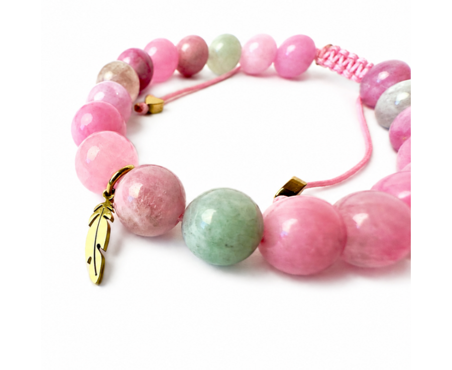 Verstellbares Damenarmband aus rosa-grünem Quarzit mit Federanhänger