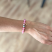 Verstellbares Damenarmband aus rosa-grünem Quarzit mit Federanhänger