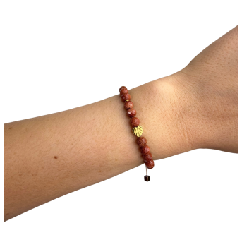 Braunes Armband mit funkelndem Goldfluss und goldfarbenem Hämatit-Blatt