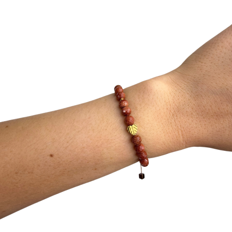 Braunes Armband mit funkelndem Goldfluss und goldfarbenem Hämatit-Blatt
