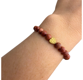 Braunes Armband mit funkelndem Goldfluss und goldfarbenem Hämatit-Blatt