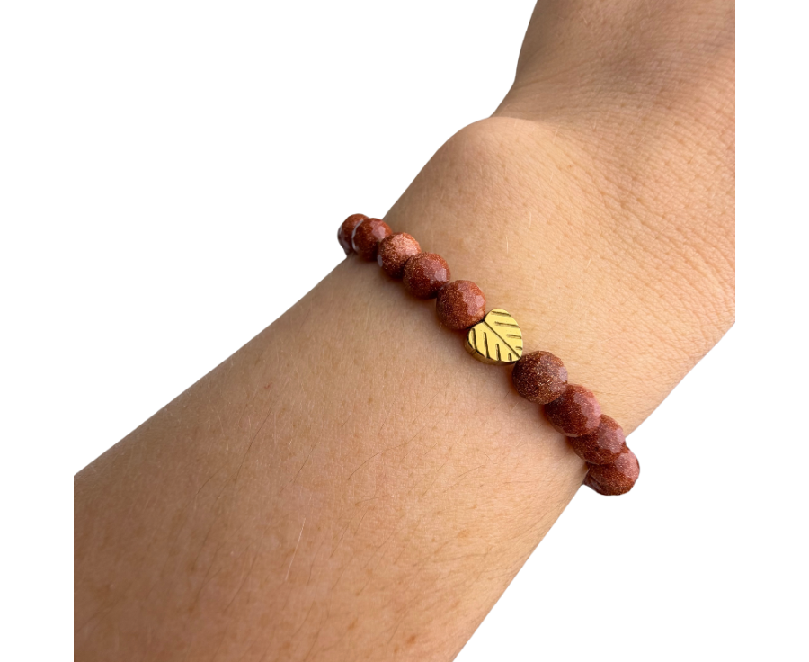 Braunes Armband mit funkelndem Goldfluss und goldfarbenem Hämatit-Blatt