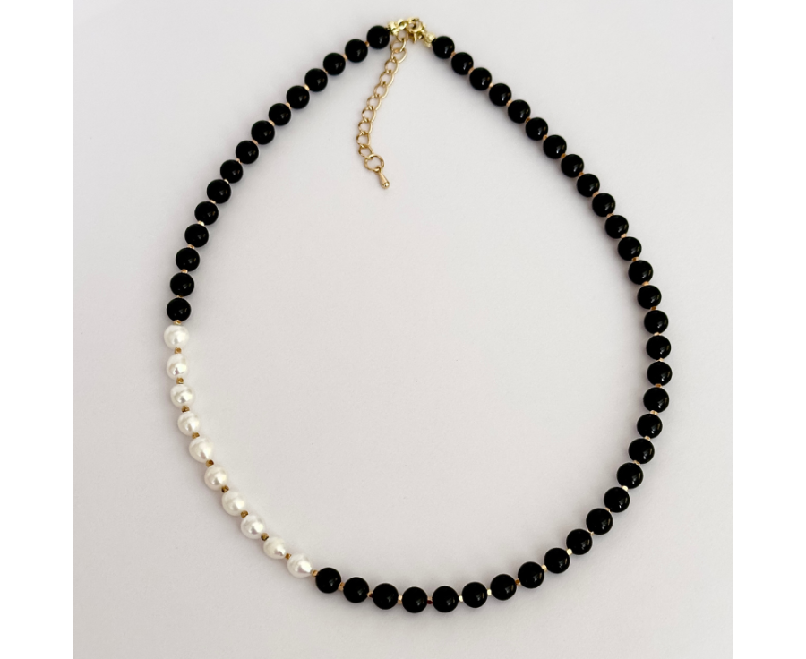 Halskette für Damen aus Onyx und Süßwasserperlen Halskette für Damen aus Onyx und Süßwasserperlen