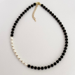 Halskette für Damen aus Onyx und Süßwasserperlen Halskette für Damen aus Onyx und Süßwasserperlen