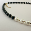 Halskette für Damen aus Onyx und Süßwasserperlen Halskette für Damen aus Onyx und Süßwasserperlen